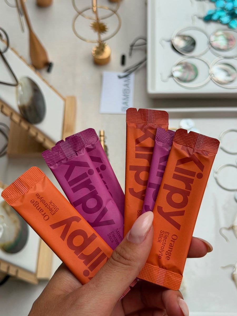 Hand met meerdere Kirpy electrolyte sticks